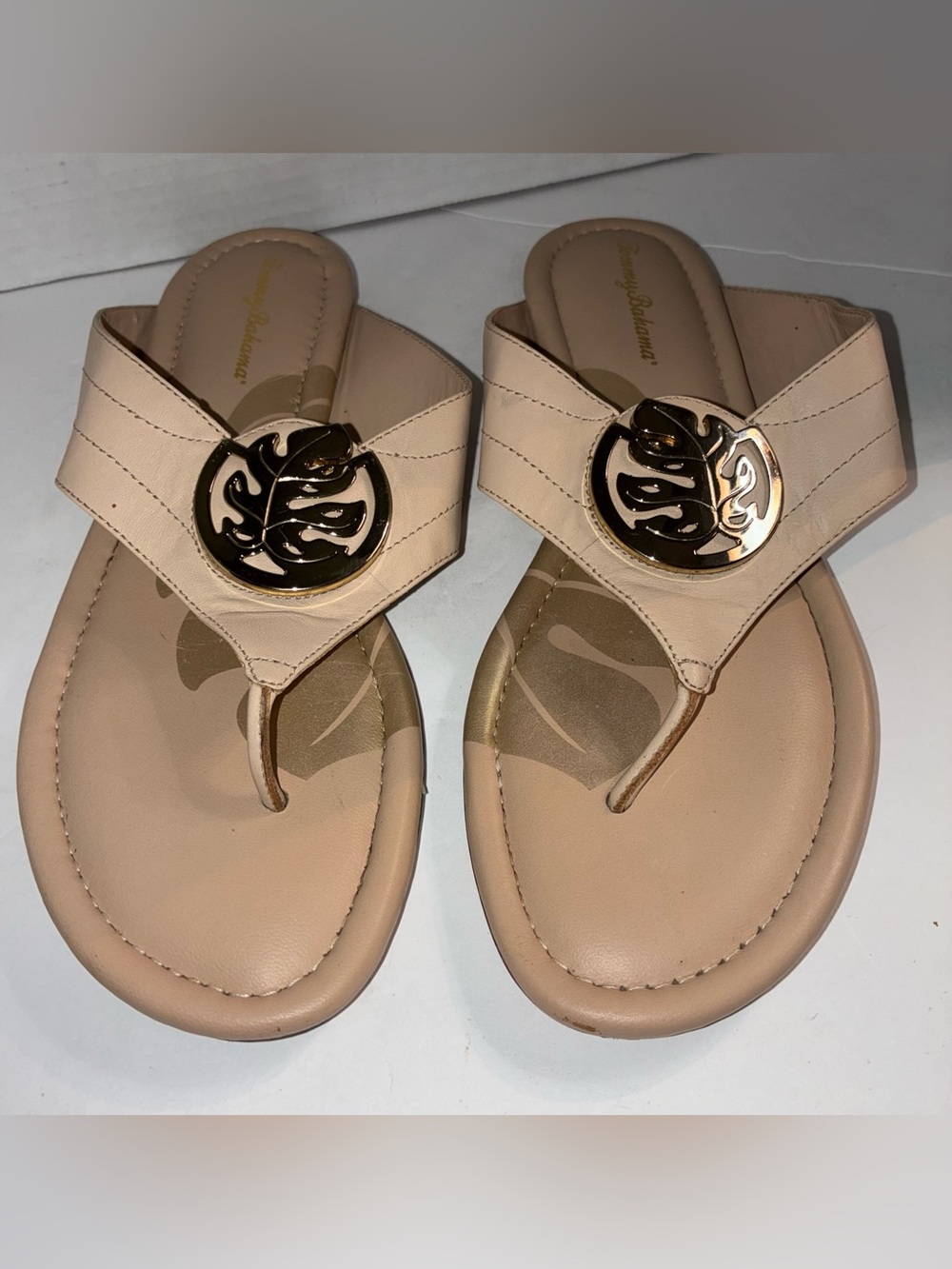 Tommy Bahama Women’s 9 Blush Beige Thong Sandals with Gold Leaf Emblem